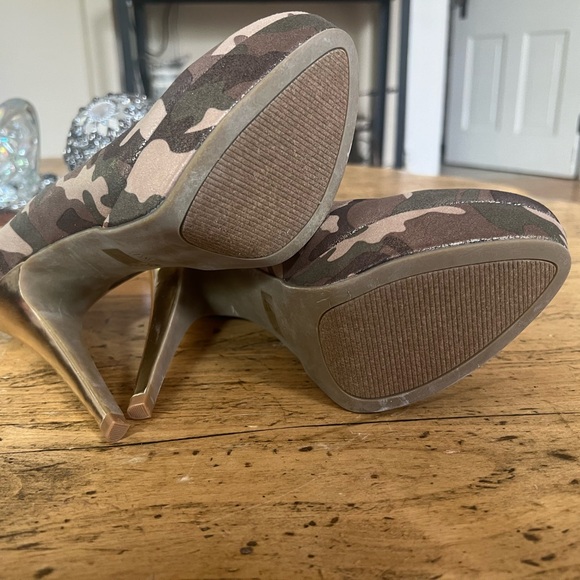 Tan Camo platform heels. Never worn and in the original box - Picture 3 of 7